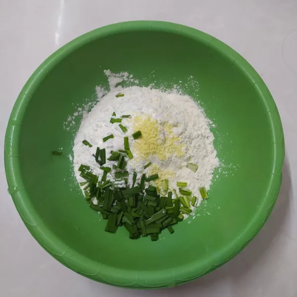 Campur tepung terigu, tepung maizena, garam, kaldu jamur, bubuk kunyit dan irisan kucai, aduk rata.