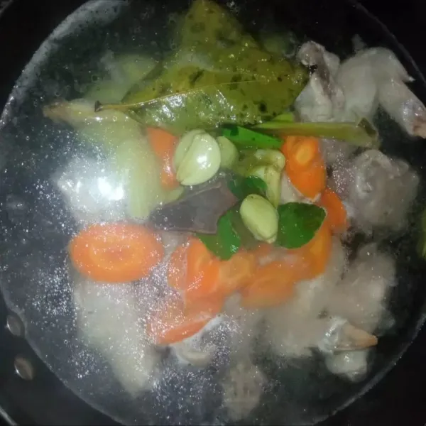 Jika air rebusan ayam sudah kembali mendidih, masukan kentang wortel, bumbu yang ditumis tadi dan kayu manis. Masak sampai ayam dan kentang wortel empuk.