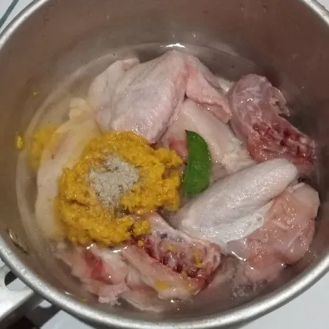Masukkan ayam dalam panci. Kemudian masukkan bumbu halus dan daun jeruk. Tambahkan garam dan lada. Masak ayam hingga empuk dan bumbu meresap.