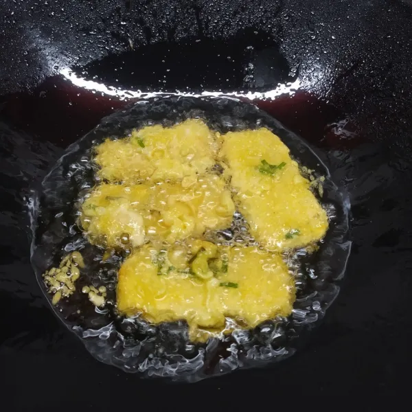 Panaskan minyak goreng, goreng tempe sampai matang di kedua sisi, angkat.