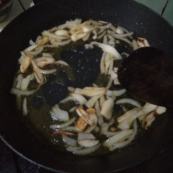 Siapkan fry pan panas, masukan minyak secukupnya. goreng bawang putih sampai harum. Tambahkan mentega, bawang bombay, aduk rata