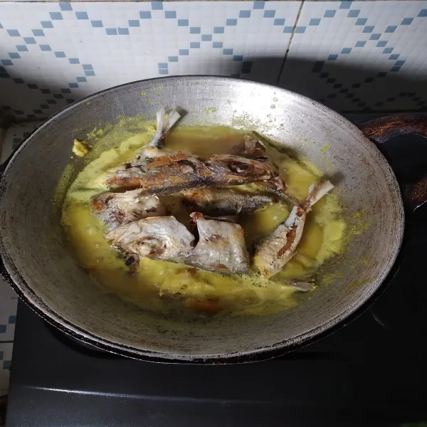 Masukkan ikan, masak hingga bumbu meresap.