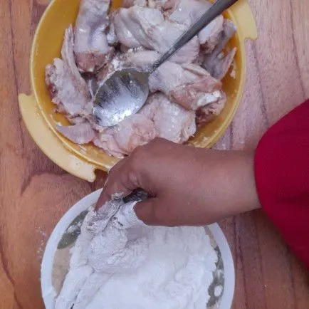Masukan ayam yg sudah dimarinasi kedlm tepung (campuran tepung terigu &maizena)
