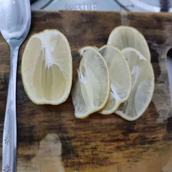 Potong-potong jeruk lemon, sisihkan.