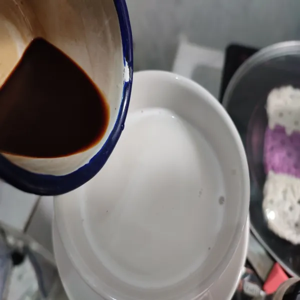 Pindahkan sirup vanilla ke dalam gelas saji, lalu tuang susu hangat.
Setelah itu tuang perlahan kopi ke dalam gelas berisi susu.