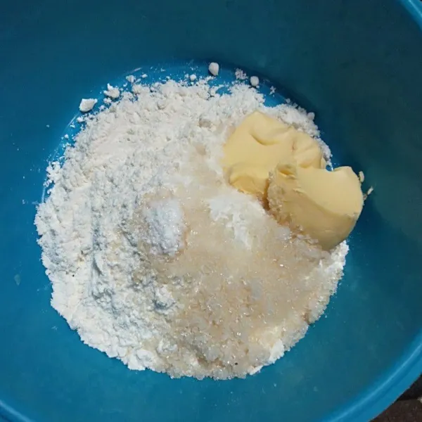 Campur tepung terigu, tepung maizena, garam, gula, vanili dan margarin aduk rata.
