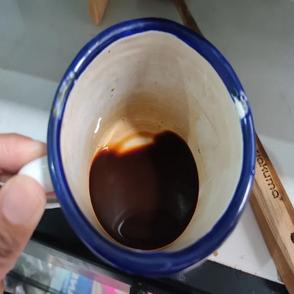 Kemudian larutkan dengan air panas, aduk rata hingga kopi larut.