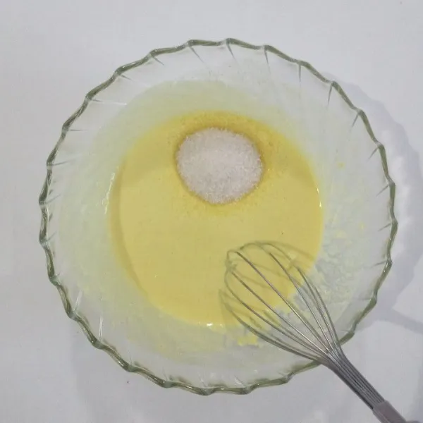 Masukkan gula, telur dan margarin cair secara bergantian, aduk hingga tercampur merata.