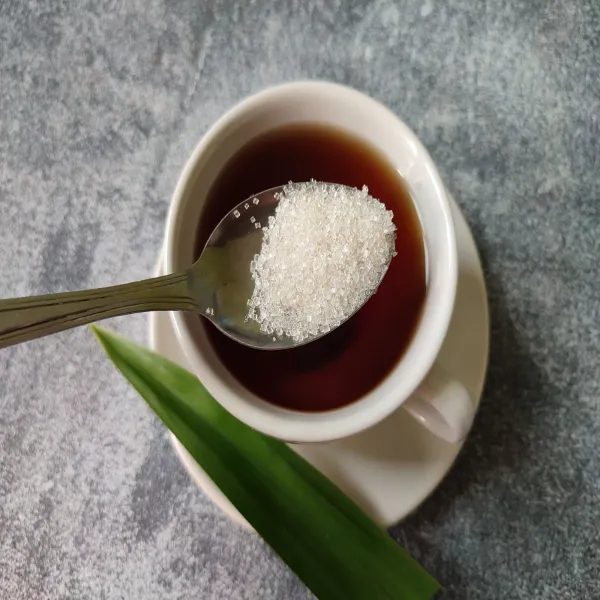 Kemudian beri gula pasir sesuai selera.
Aduk rata kemudian sajikan hangat.