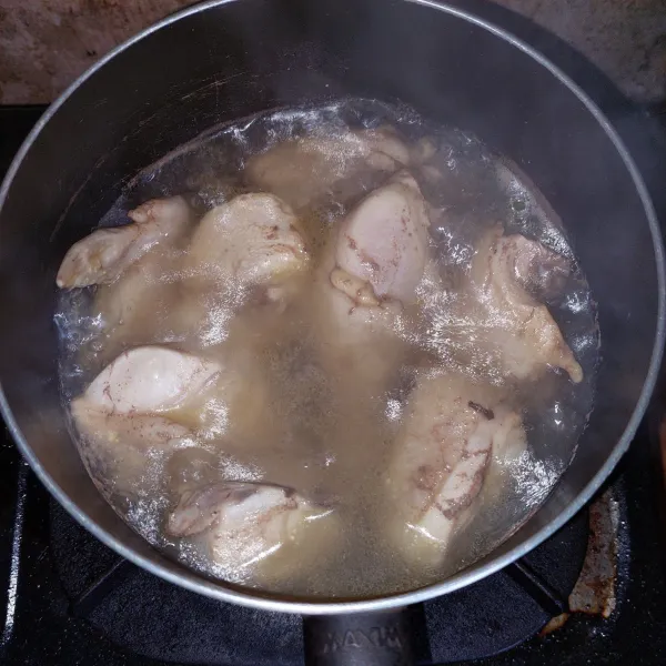 Rebus ayam sebentar dengan sedikit air sampai mendidih dan berbuih, kemudian angkat.