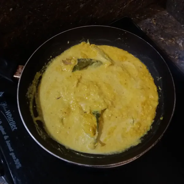 Panaskan teflon, tumis bumbu halus hingga harum, tuang santan, masukkan daun jeruk, daun salam, sereh, aduk sebentar, tambahkan gula, garam, & lada, aduk rata, masak hingga mendidih.