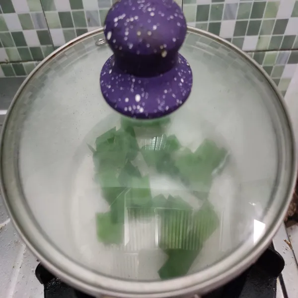 Tutup panci agar aromanya tidak menguap.