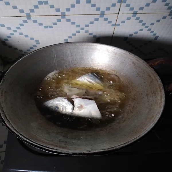 Goreng sebentar ikan, lalu angkat dan tiriskan minyak.