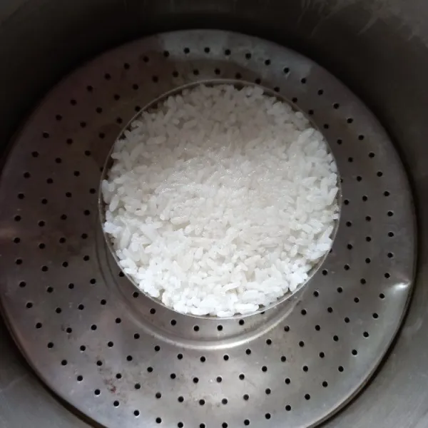 Kukus nasi selama 20 menit, setelah matang sajikan nasi tim ayam buah naga hangat hangat