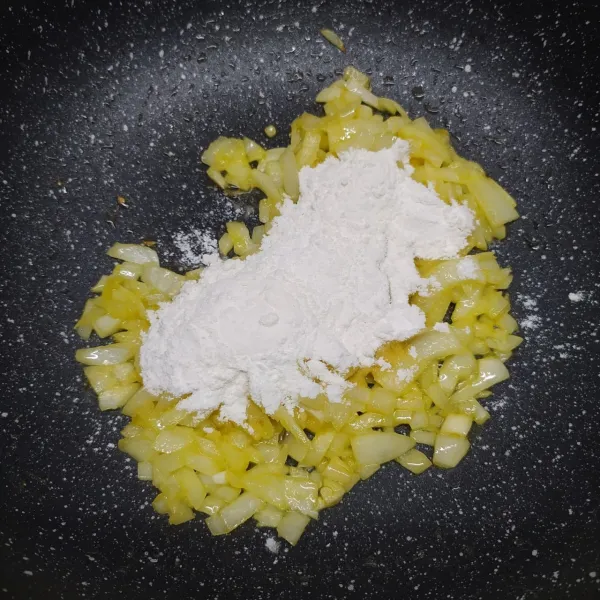 Masukkan terigu, aduk sampai rata.