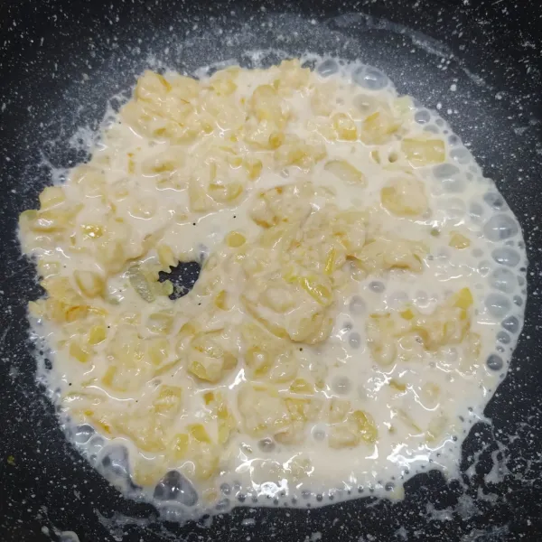 Masukkan susu cair secara bertahap sampai habis, aduk sampai rata.