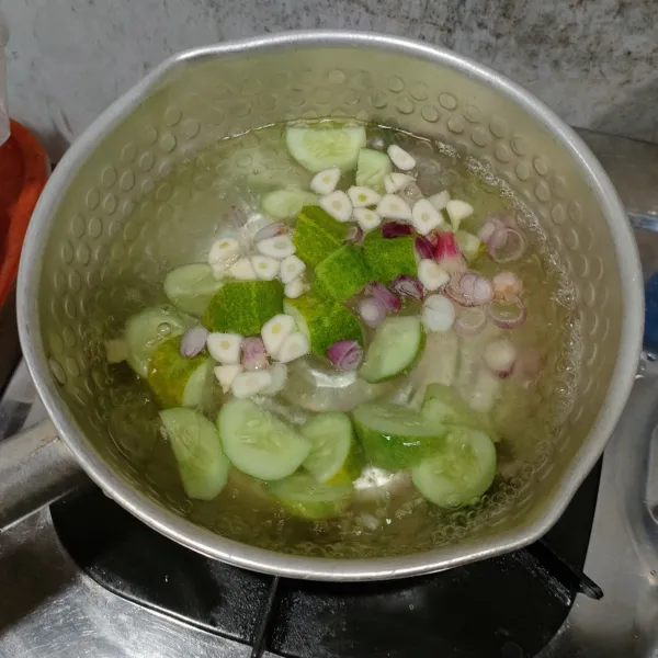 Masukkan timun beserta bumbu.