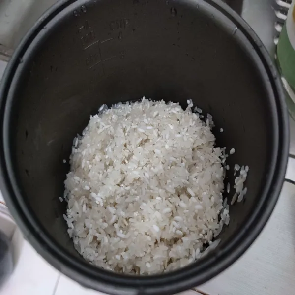 Cuci bersih beras dan beras ketan.