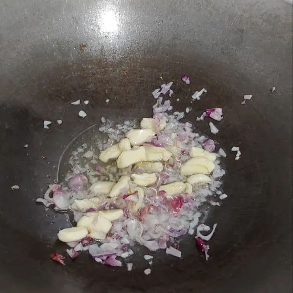 Tumis bawang merah dan bawang putih sampai harum