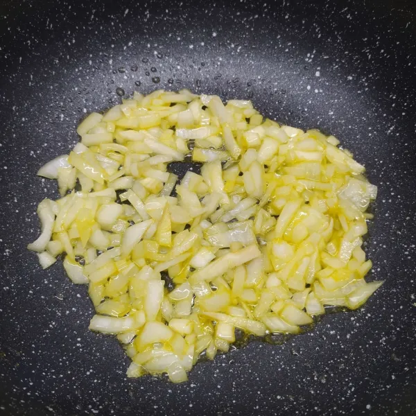 Panaskan sedikit minyak goreng, tumis bawang bombay sampai layu dan harum