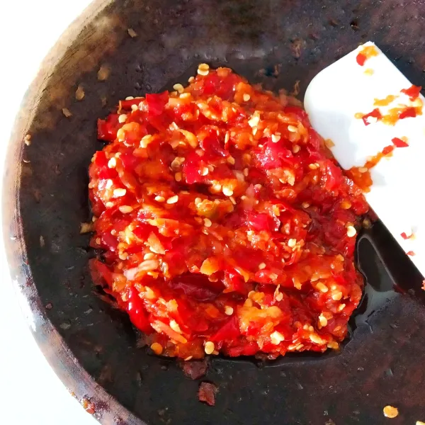 Lalu siram dengan minyak goreng panas, aduk hingga rata, sisihkan.
