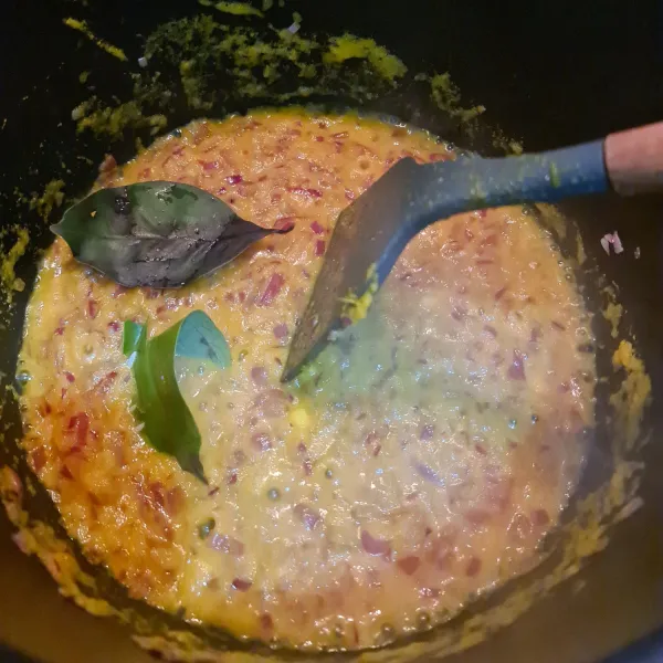 Tumis bawang bombay hingga layu dan harum lalu masukkan bumbu halus dan daun salam.