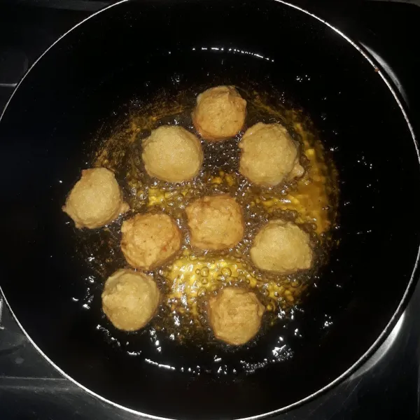 Goreng bola ayam dengan api sedang hingga berwarna keemasan dan matang. Angkat lalu tiriskan.