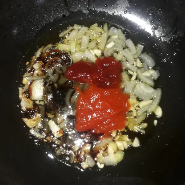 Masukkan saus sambal, saus tomat dan kecap manis lalu aduk rata.