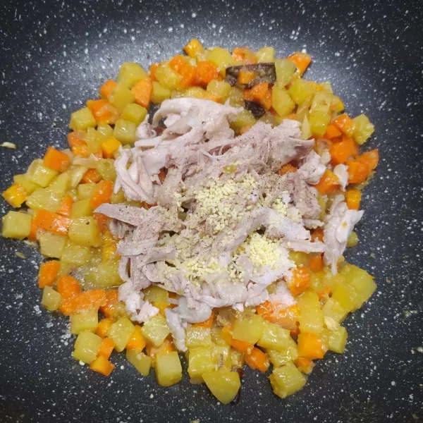 Masukkan ayam suwir, merica bubuk, kaldu jamur dan garam. Aduk sampai tercampur rata. Masukkan air kaldu, masak sampai mendidih dan wortel empuk.