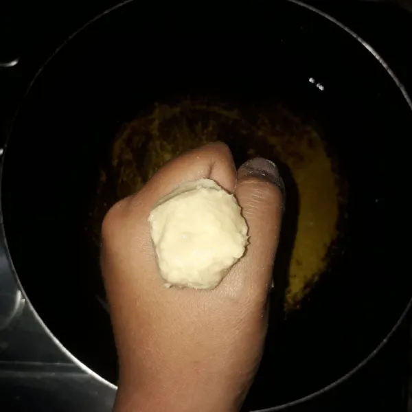 Panaskan minyak, bentuk adonan bola ayam menggunakan tangan. Proses seperti membuat bakso.