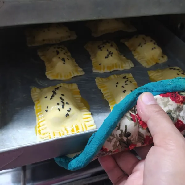 Oles kuning telur, beri wijen hitam. Panggang dalam oven yang sudah dipanaskan sebelumnya dengan suhu 180° C selama 15 menit sampai matang kecoklatan. Angkat dan sajikan. (Saya pakai oven tangkring, waktu memanggang jadi lebih lama. Seseuaikan lama memanggang dengan oven masing-masing)