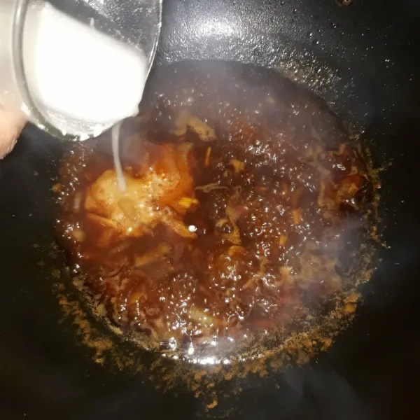 Tambahkan larutan maizena, aduk sampai mengental.
