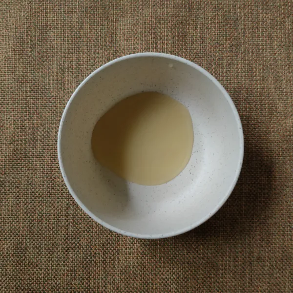 Masukkan susu kental manis ke dalam mangkuk.