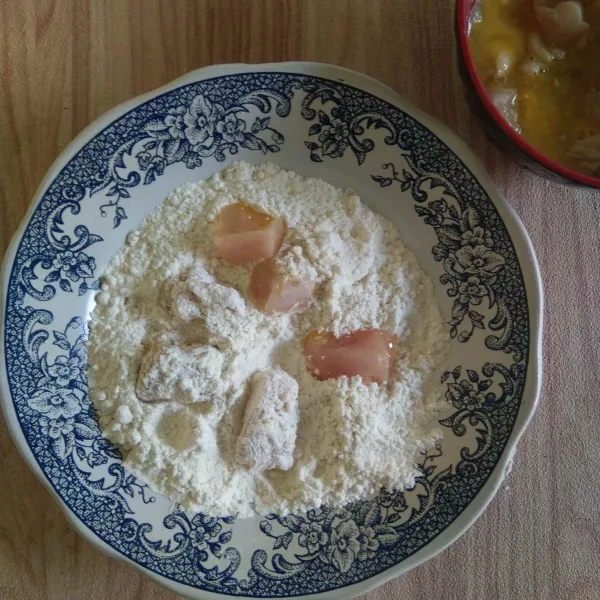 Balur ayam dengan adonan kering dan balur sampai rata. Remas-remas ayam agar tepung menjadi keriting.