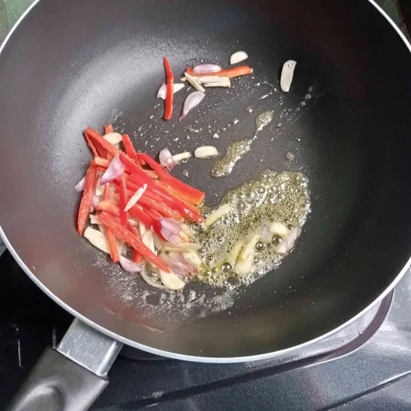 Panaskan butter margarin. Tumis bawang merah, bawang putih dan cabai merah hingga harum