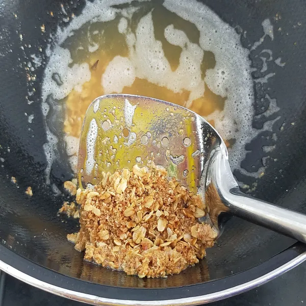 Sisa remahan oat yang ada di minyak, jangan di buang, ini akan digunakan untuk bahan taburan.