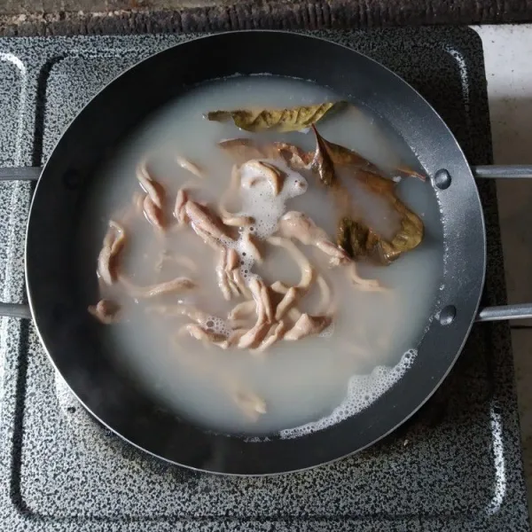 Cuci bersih usus ayam, rebus hingga matang bersama daun salam agar tidak amis, tiriskan.