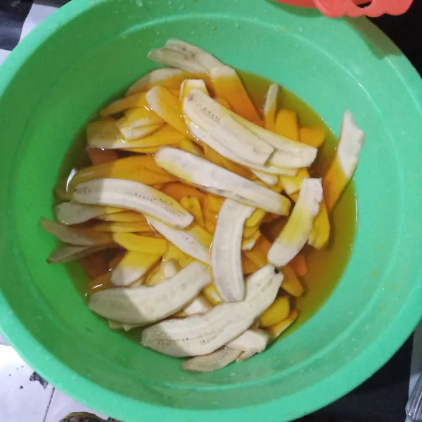 Rendam serutan pisang dalam air garam selama 30 menit.