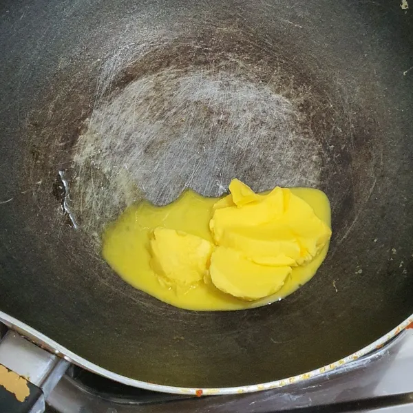 Panaskan margarin untuk menumis.