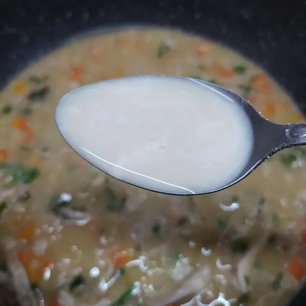 Terakhir masukkan susu cair, aduk rata dan masak sampai kekentalan bubur sesuai selera. Angkat dan sajikan hangat. Tambahkan sedikit perasan air jeruk nipis jika akan disantap.