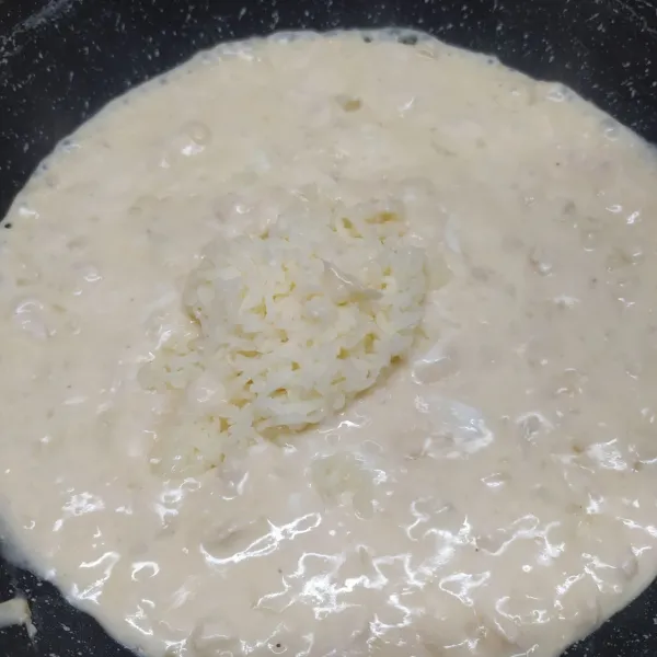 Masukkan keju mozarella, aduk rata sampai keju larut. Koreksi rasa sekali lagi.