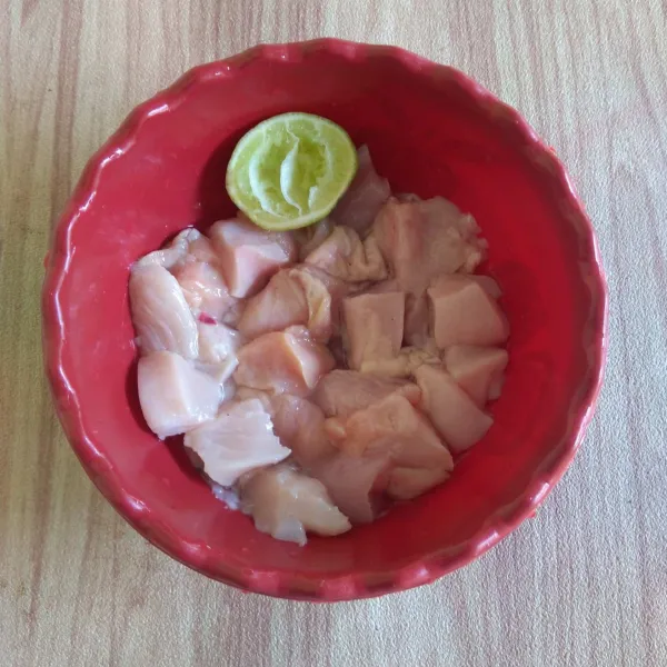 Luniri ayam dengan air jeruk nipis. Diamkan selama 10 menit lalu cuci kembali sampai bersih.