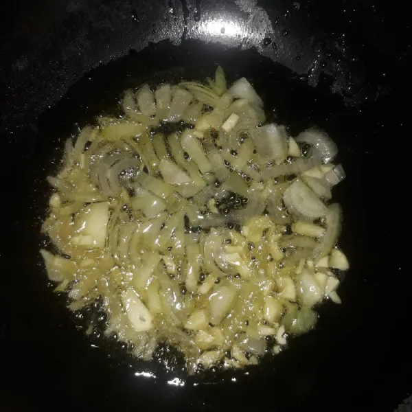 Panaskan minyak, tumis bawang putih dan bawang bombai hingga harum.