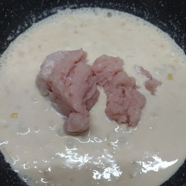 Masukkan daging ayam giling, aduk rata dengan adonan. Bumbui merica bubuk, kaldu jamur dan garam. Aduk sampai rata.