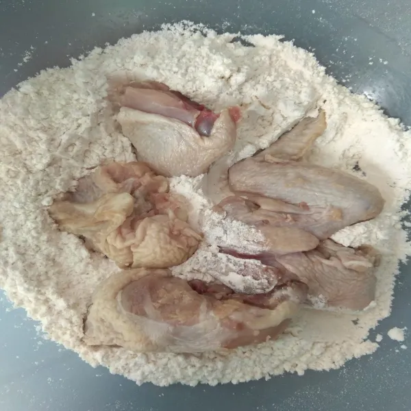 Masukkan potongan ayam yang telah dimarinasi ke dalam bahan pelapis.