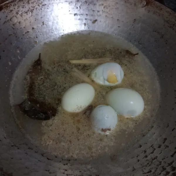 Tambahkan air, biarkan mendidih kemudian masukkan telur rebus.