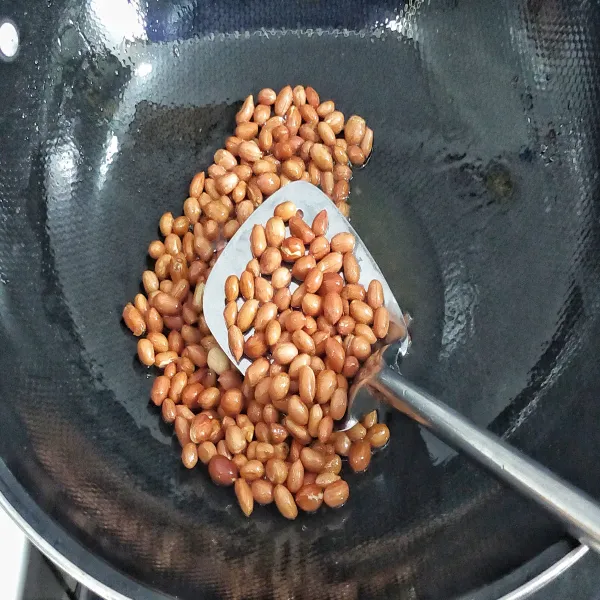 Goreng kacang menggunakan sedikit minyak dengan api kecil, aduk terus sampai berwarna kecoklatan dan garing.