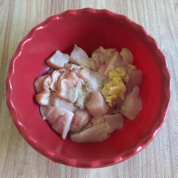 Campurkan ayam dengan bawang putih, garam dan merica. Aduk rata lalu Marinasi ayam selama 30 menit di dalam kulkas.