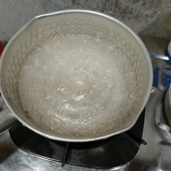 Panaskan air hingga mendidih.