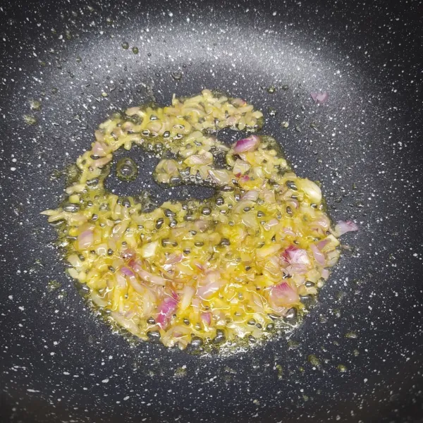 Panaskan margarin sampai leleh, kemudian tumis bawang merah sampai layu.